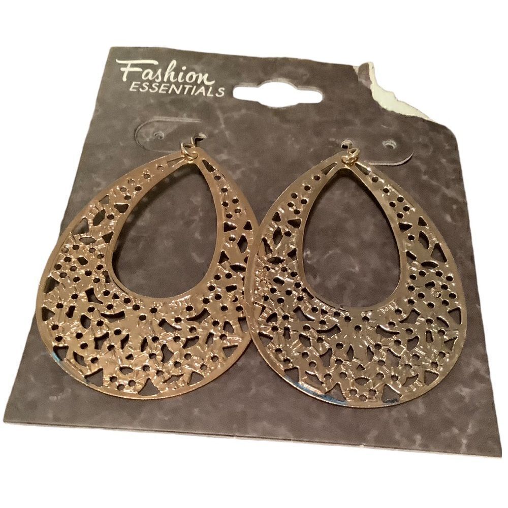 🌼🌼Fashion Essentials hoop earrings. NWOT 🌼🌼 - Picture 2 of 2
